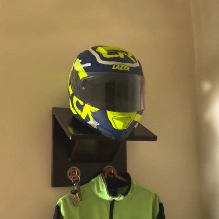 হেলমেট সেলফ